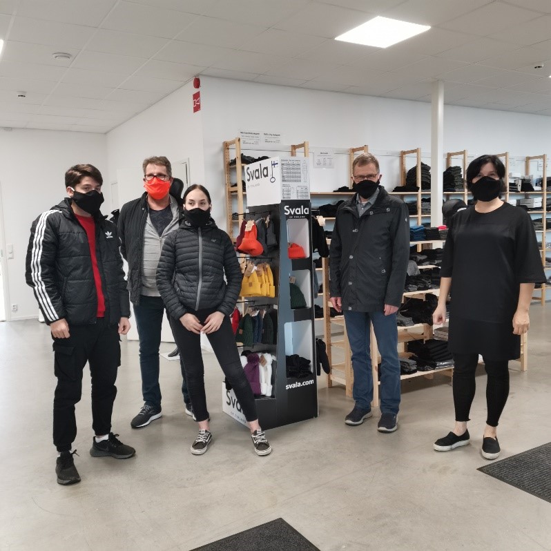 oppilaita, rehtori, kunnanjohtaja sekä Onerva Aakko kasvomaskeissaan.